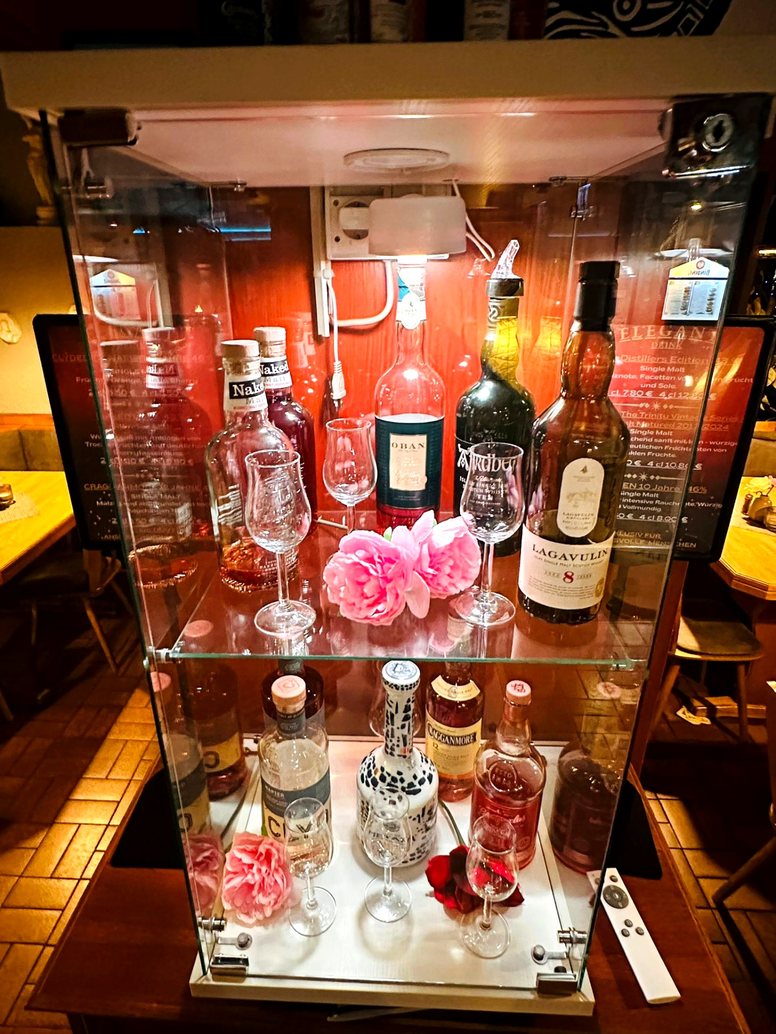 Whisky- und Spirituosenvitrine im Restaurant Olympos