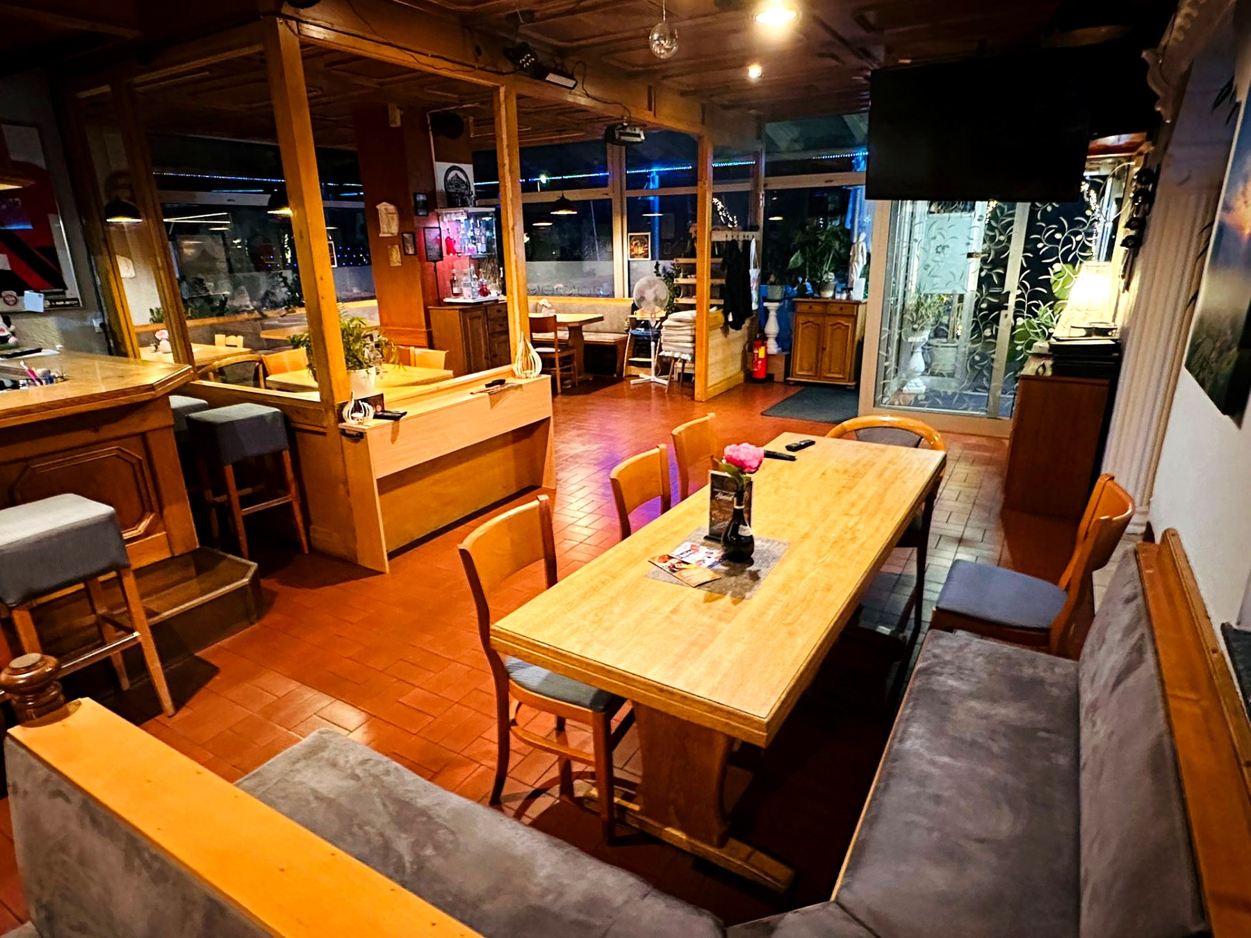 Gemütlicher Gastraum mit Bar im Restaurant Olympos